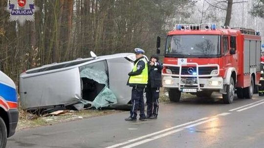 Bystrzyca: Śliska droga, opel dachował