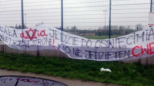 „Cała Avia jedzie do Oświęcimia!!! Bilet w jedną stronę!" Kto powiesił antysemicki baner?