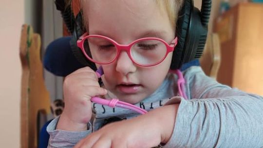 Cała gmina zbiera nakrętki dla Zuzi. W Polsce jest tylko 5 przypadków jej choroby