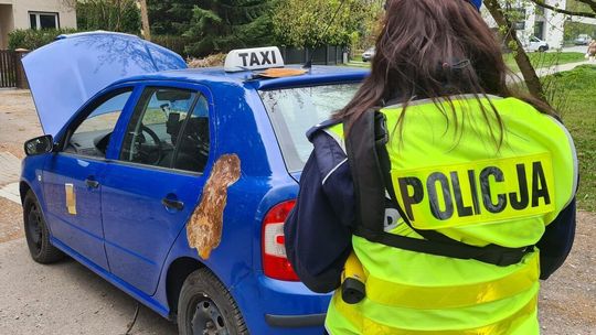 Całkowicie zardzewiała skoda przewoziła pasażerów