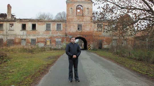 Car się zdziwił, że taki wielki pan mieszka tak skromie. Kazał wznieść pałac