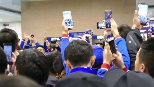 Carlos Tevez witany w Chinach jak król (wideo)