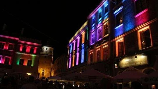 Carnaval Sztuk-Mistrzów: Parada, 155 przedstawień i oświetlone Stare Miasto