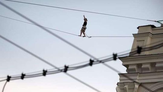 Carnaval Sztukmistrzów 2015: Spacer na taśmie między budynkami (zdjęcia)