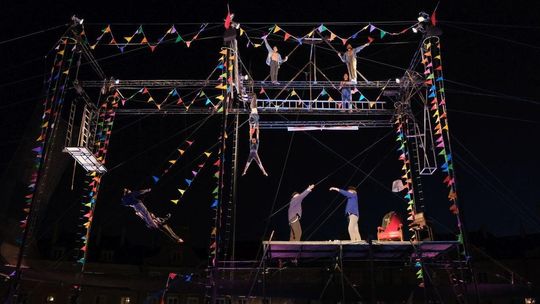 Carnaval Sztukmistrzów: Akrobacje i ewolucje na trapezach na pl. Zamkowym [zdjęcia, program na sobotę]