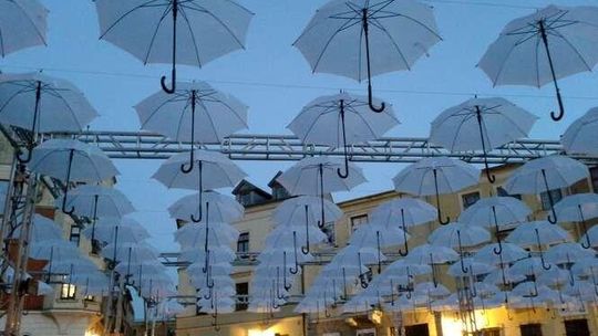 Carnaval Sztukmistrzów: Plac Po Farze z parasolkami, Stare Miasto już świeci