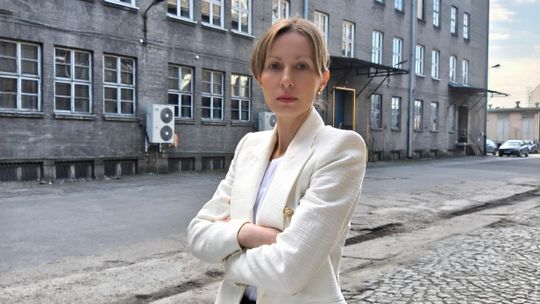 Sprzedała ubrania, zakuli ją w kajdanki. „Szantażowała mnie”