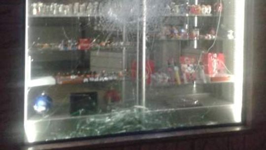 Cegłówką w sklepową witrynę