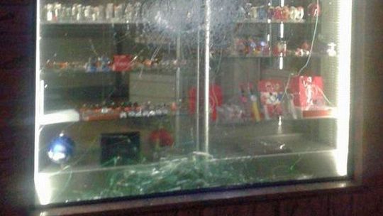 Cegłówką w witrynę sklepu