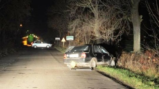 Celiny. Nissan uderzył w drzewo, kierowca nie żyje