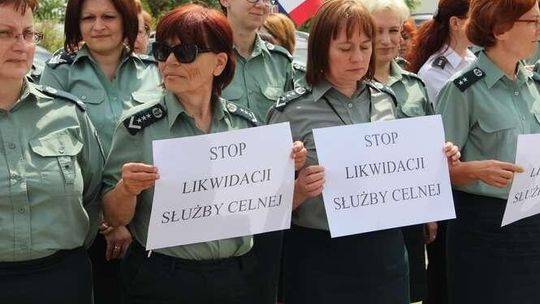 Celnicy protestują, bo boją się, że stracą pracę. "Sprzeciwiamy się planom rządu"