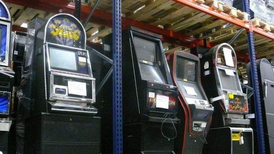 Celnicy przejęli 8 nielegalnych automatów do gier
