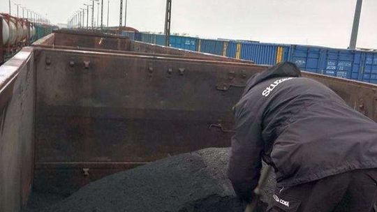 Celnicy znaleźli "niespodziankę" w wagonie z rudą żelaza [zdjęcia]