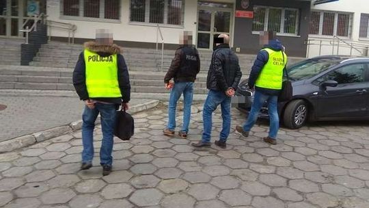 Celnik zatrzymany za korupcję, miał m. in. auto za 100 tys. zł. "Sprawa rozwojowa"