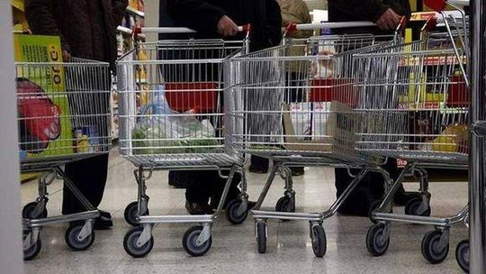 Centrum handlowe przy ul. Jana Pawła II. Meble, ubrania i fast-food