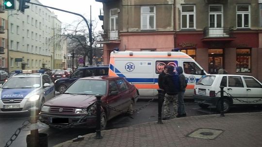 Centrum Lublina: Zderzenie dwóch aut, zablokowane skrzyżowanie