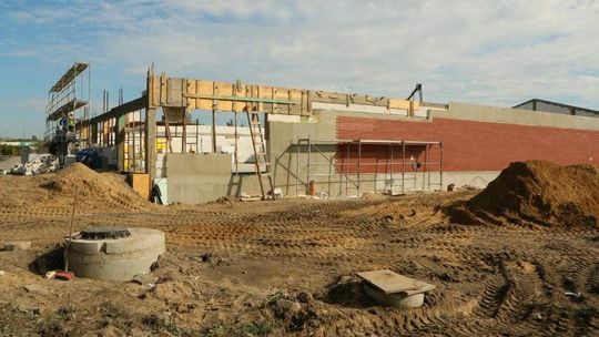 Centrum ogrodnicze, czy Biedronka? Tajemnicza budowa niepokoi handlowców