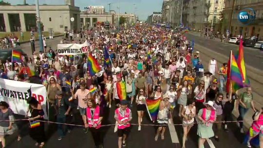 Centrum Warszawy pod tęczowymi flagami. Przeszła Parada Równości [wideo]