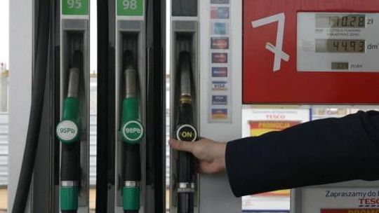 Ceny paliw - nie będzie podwyżek przed świętami ani Nowym Rokiem