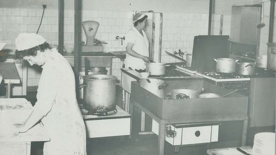 Cerata, aluminiowe sztućce i kwitek w okienku. To tam zajadano się w czasach PRL