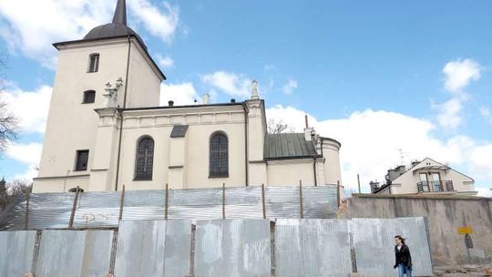 Cerkiew przy ul. Ruskiej bez starych drzew, ale z odnowionym murem