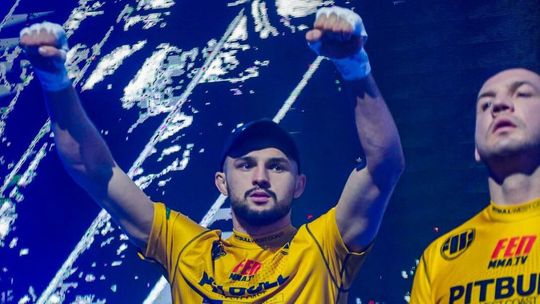 Cezary Oleksiejczuk z pasem mistrzowskim FEN