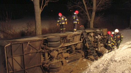 Cezaryn: Autobus wpadł do rowu. Ustalają przyczyny wypadku (zdjęcia)