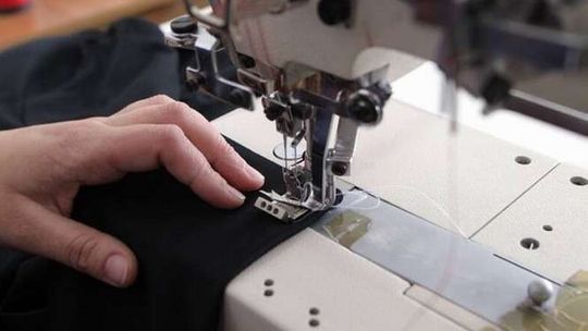 Charytatywnie będą szyć dzieciom ubrania