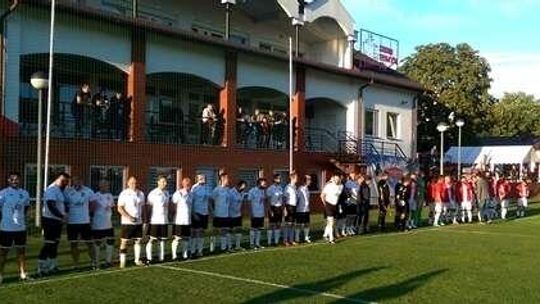 Charytatywny Supermecz. Prezydent kupił koszulkę z autografem Pazdana