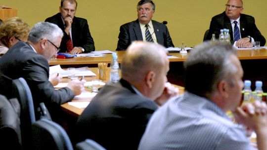 Chcą odwołać przewodniczącego, bo prowadzi obrady \"stronniczo i autorytarnie”