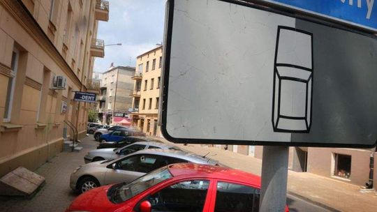 Chcą słupków, które oddzielą auta od pieszych (lista miejsc)