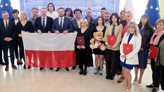 "Chcę być Polakiem". Wojewoda przekazał akty obywatelstwa 
