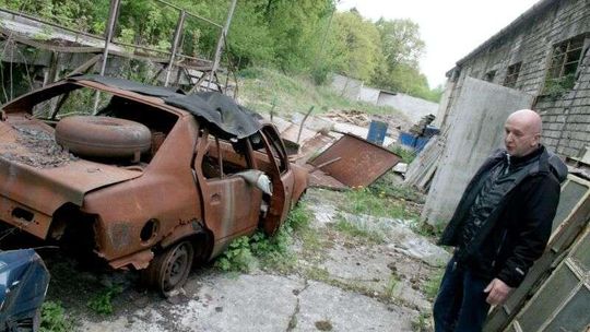 Chce od powiatu prawie milion zł za wraki stojące na jego działce