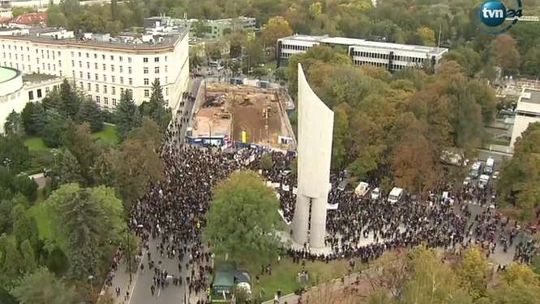 "Chcemy kochać, nie umierać". Czarny protest przed Sejmem