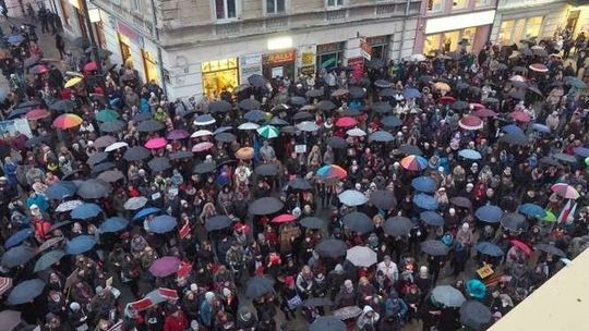„Chcemy zdrowia nie zdrowasiek”. Strajk kobiet w Lublinie. Czerwone kartki dla władzy
