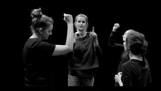 Chcesz dogadać się z niesłyszącym? Sprawdź, co powinieneś wiedzieć (wideo)