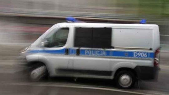 Chciał asysty policji przy wejściu do domu. No to przyjechali