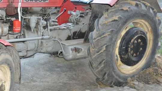 Chciał bez kluczyka odpalić ciągnik. Trafił do szpitala