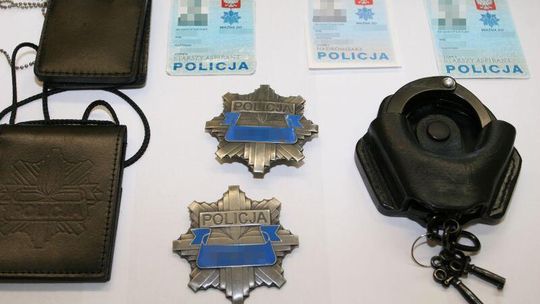 Chciał być policjantem. Podrobił odznakę i poszedł do szkoły