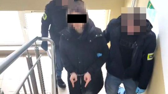 zatrzymany obcokrajowiec w kajdankach