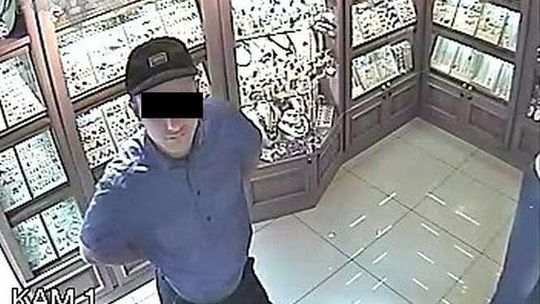 Chciał okraść jubilera, przewrócił się na schodach i zgubił łup