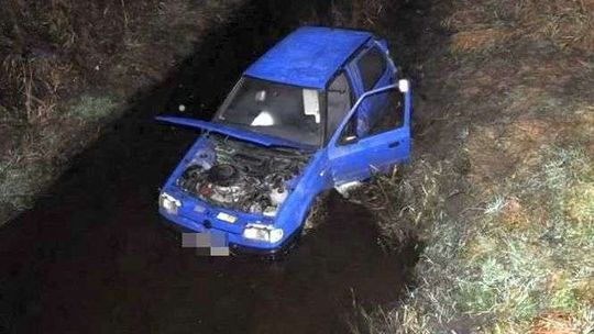 Chciał ominąć sarnę, wpadł samochodem do rzeki