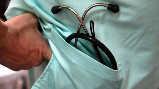 Chciał pieniędzy za operację, wziął dwa karpie i słoik miodu? Lekarz skazany
