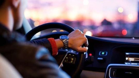 Chciał pomóc kobiecie zaatakowanej przez agresywnego kierowcę. Trafił na policjanta