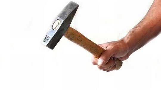 Chciał popełnić samobójstwo młotkiem. Ktoś go zobaczył w samochodzie