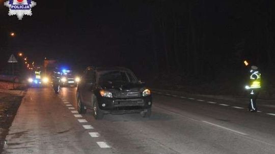 Chciał przebiec przez ulicę, wybiegł zza samochodu prosto pod koła. 40-latek nie żyje