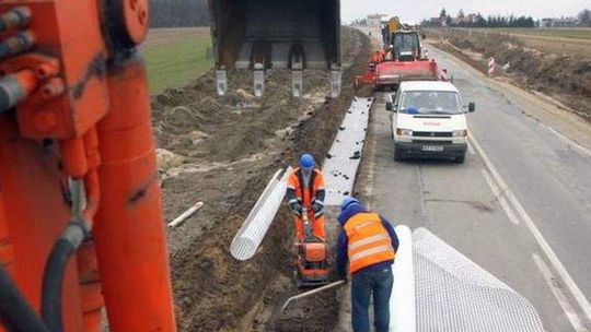 Chciał przekupić inspektorów. Potem im uciekł i pozbył się ładunku