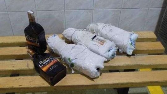 Chciał przemycić ponad 7 kg heroiny w butelkach