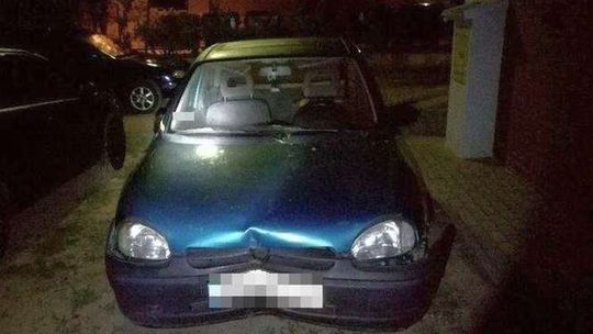 Chciał przestawić auto, wjechał w latarnię 