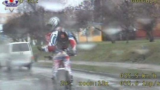 Chciał się popisać pod komendą? Nie wyszło, ale nie przestawał się pogrążać